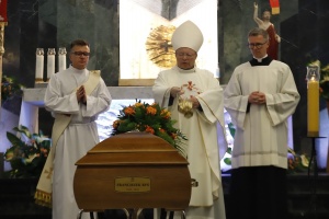 kardynał ryś przy trumnie ojca